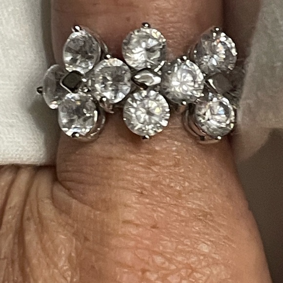 Size 8 Silver Bright Clear Cluster Prong Set Cubic Zirconia Ring - Picture 1 of 4